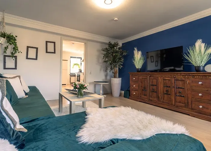 Green Valley Lounge Apartment